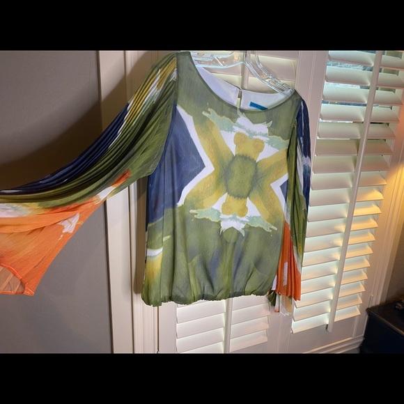 Alice+ Olivia Wide Arm Crop Blouse - Picture 4 of 9